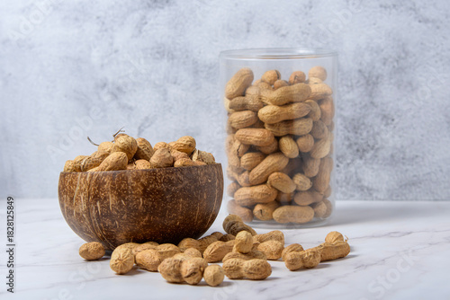 Cacahuetes en cuenco de madera. Imagen gastronómica para usos comerciales y branding