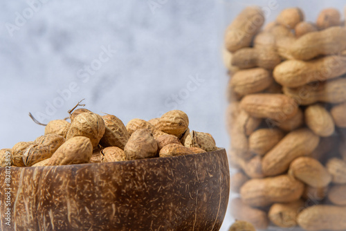 Cacahuetes en cuenco de madera. Imagen gastronómica para usos comerciales y branding