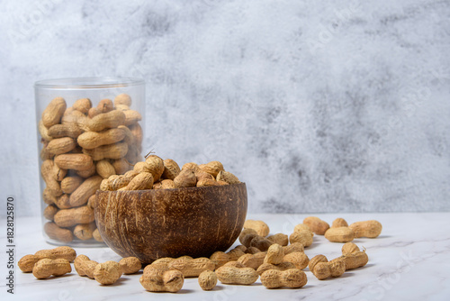 Cacahuetes en cuenco de madera. Imagen gastronómica para usos comerciales y branding