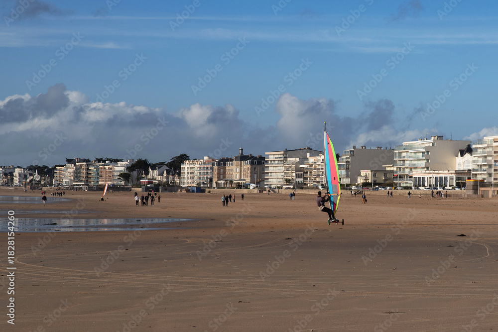 Fototapeta premium Windsurfing with wheels on the beach at Pornichet and La Baule in Brittany, France, in front of the sea and buildings typical of the region