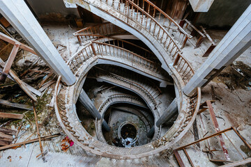 Fotobehang Trappen Vintage wenteltrap in verlaten landhuis  © Mulderphoto