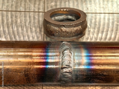 Cuadro en lienzo vivid stainless pipe weld features, high contrast imagery of expertly welded sta