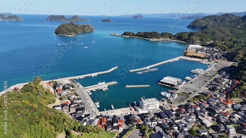 日本のドローン映像　日本海に面する漁港と集落を左に移動しながら空撮した超ロングショット