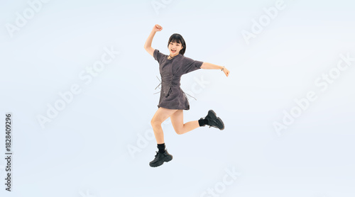 Wallpaper Mural 元気にジャンプする10代の女性の全身写真 Torontodigital.ca