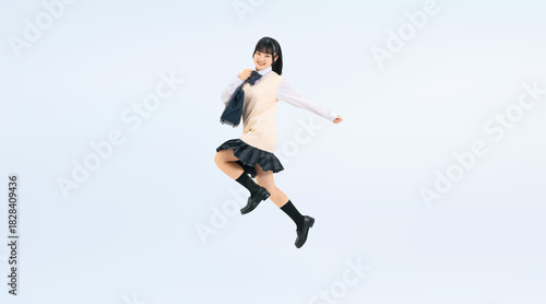 Wallpaper Mural 元気にジャンプする制服を着た女子学生の全身写真 Torontodigital.ca