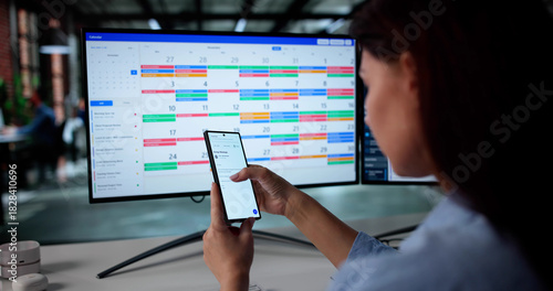 Konstfotografi Busy Woman Managing Calendar And Email On Smartphone