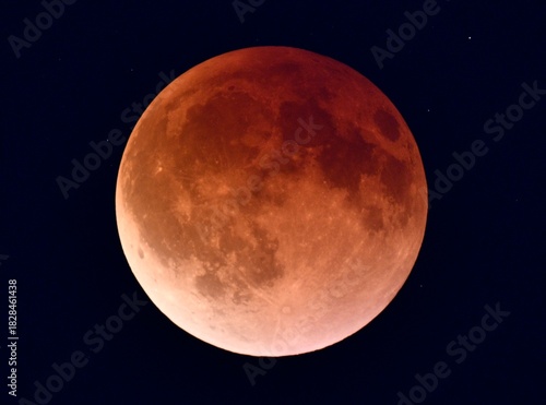 Całkowite zaćmienie Księżyca widziane przez teleskop astronomiczny