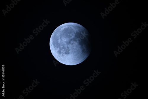 Częściowe zaćmienie Księżyca - cień Ziemi rzutowany na tarczę srebrnego globu podczas pełni