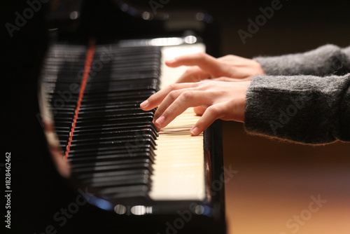 	ピアノを弾く女性