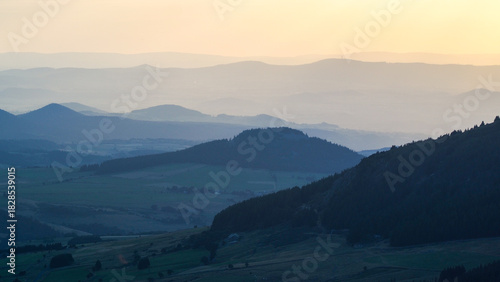 Coucher de soleil et heure bleue, sur le Mont Mézenc, en Haute-Loire
