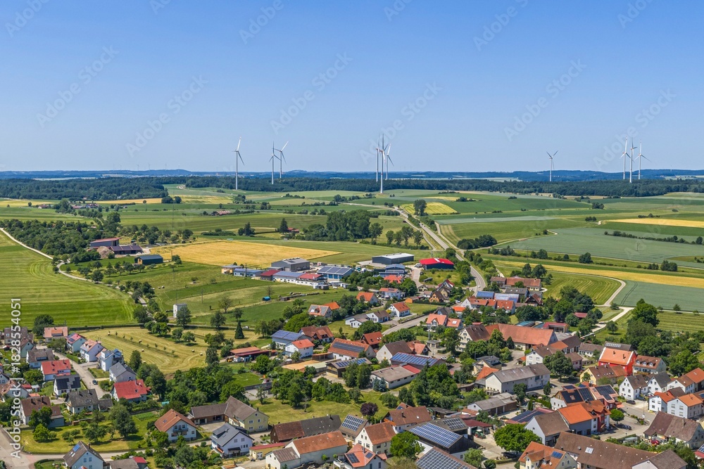 Obraz premium Sommerlicher Ausblick auf das nördliche Albvorland rund um Zöbingen in Ostwürttemberg