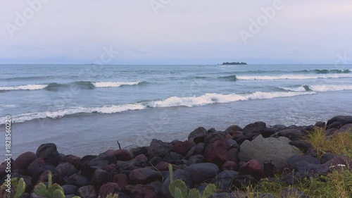atardecer cerca del mar 
