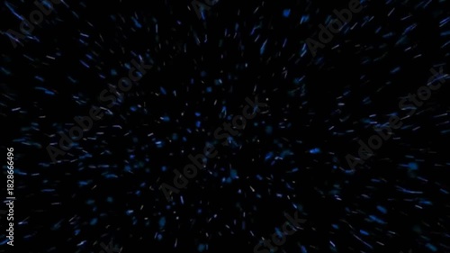 Blau - weiße Funken, die zum Treffen des Betrachters fliegen, isoliert auf schwarzem Hintergrund.