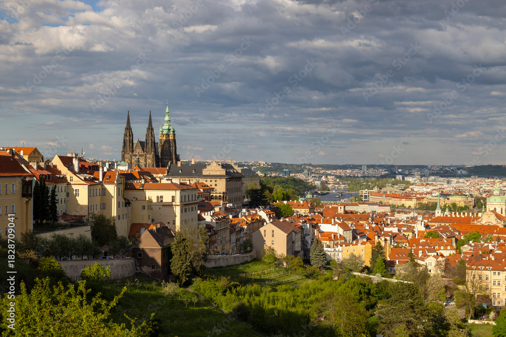 Obraz premium Prague Castle overlooking historic city with red roofs
