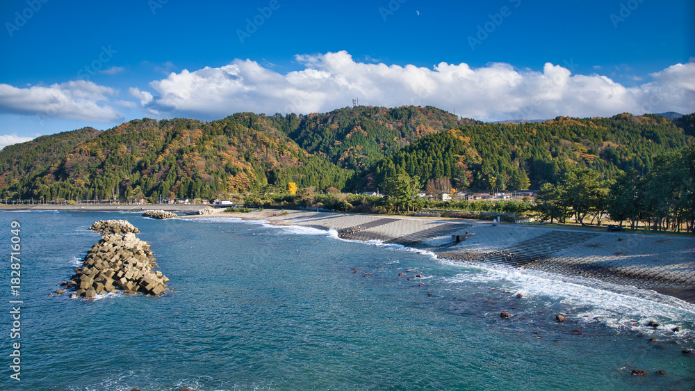 Fototapeta premium 日本の富山県朝日町の笹川地区周辺の風景