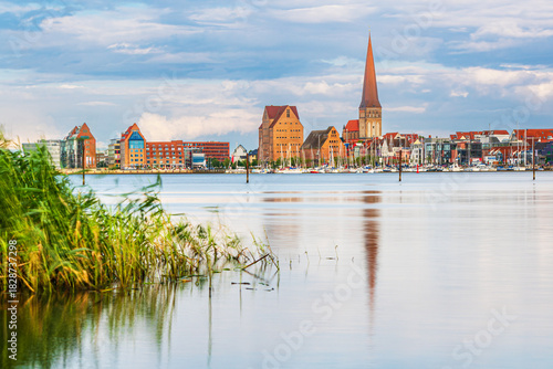 Blick über die Warnow auf die Hansestadt Rostock
