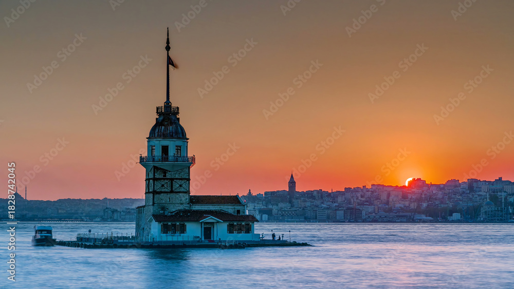 Naklejka premium Maidens tower before sunset timelapse in istanbul, turkey, kiz kulesi tower