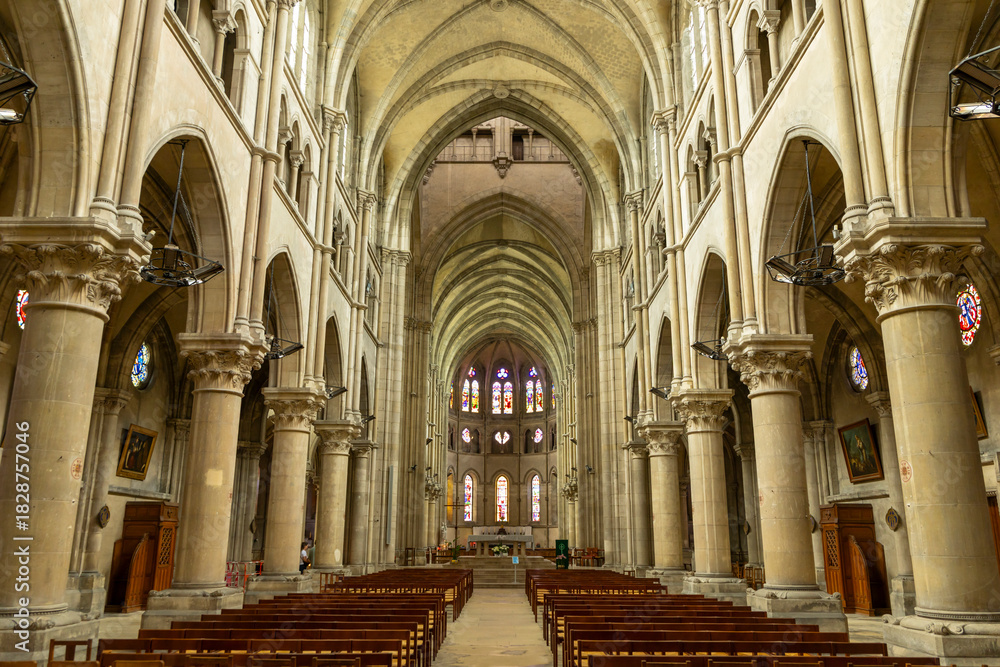 Obraz premium Epernay church interior with vaulted ceilings and pews
