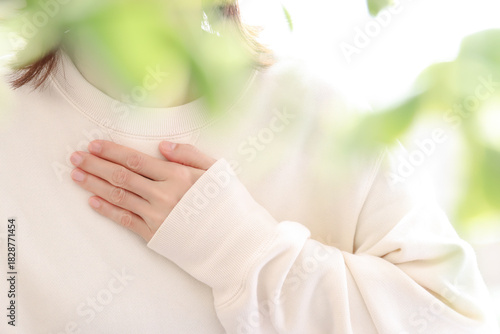Obraz na plátne 胸に手を当てる女性　心配