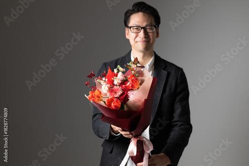 花束を持つ男性