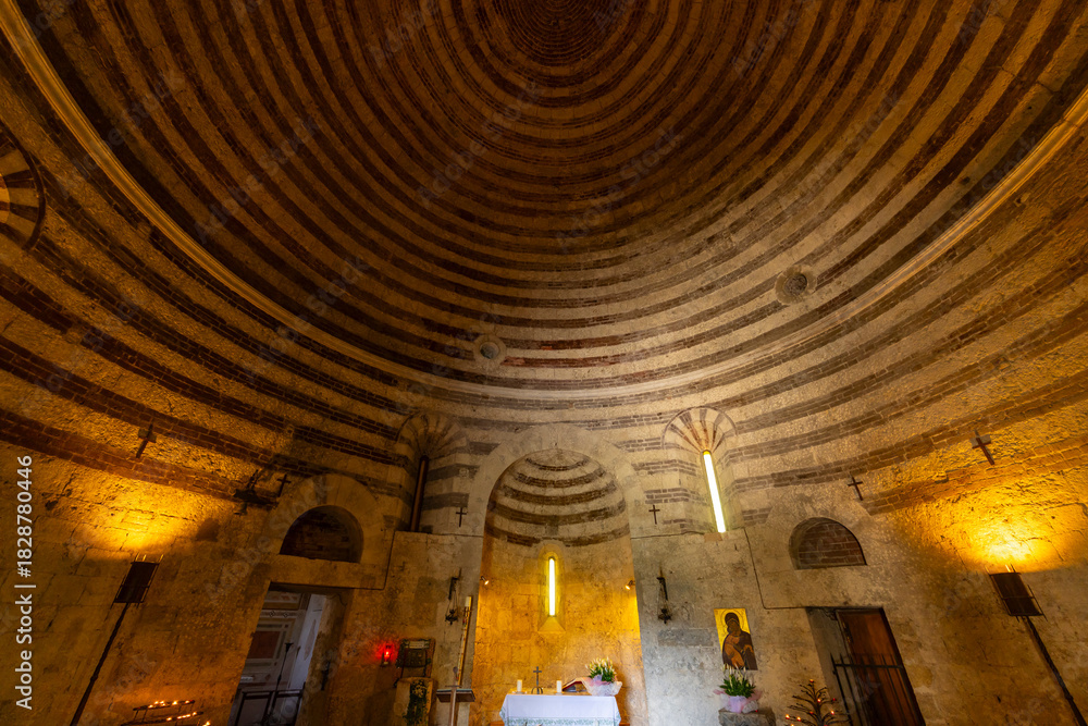 Fototapeta premium San Galgano rotunda dome featuring striped pattern