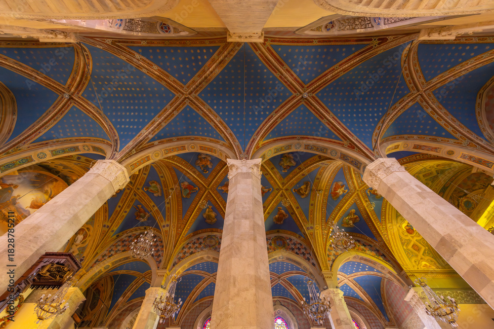 Fototapeta premium Vaulted ceiling of Ascoli Piceno cathedral interior