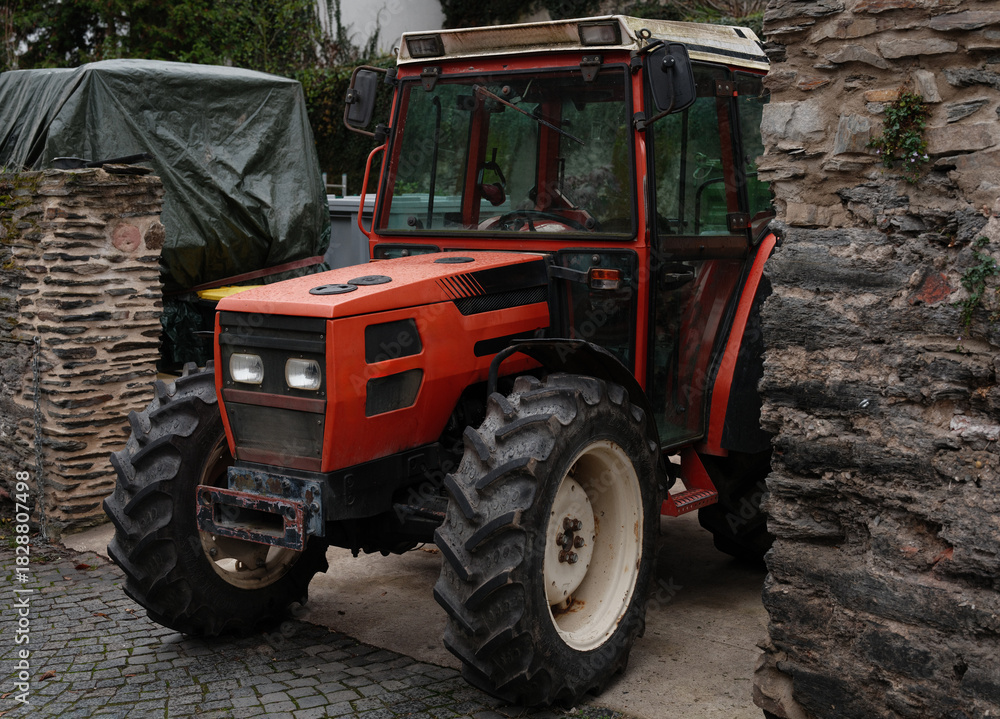 Obraz premium red tractor 