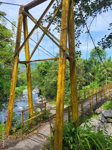 TUKAD YEH UNDA, pont jaune suspendu, Sidemen; Bali, Indonésie.