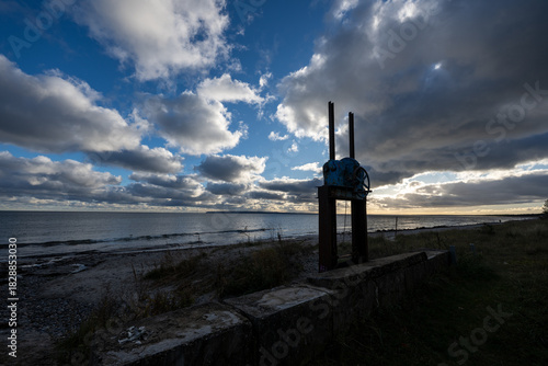 Fototapeta Naklejka Na Ścianę i Meble -  alte Schleuse am Ostseestrand