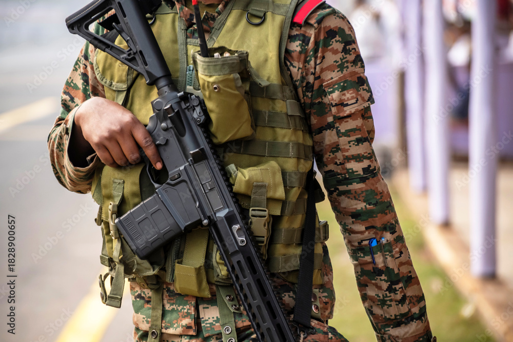 Obraz premium Close-up of a army man walking with automatic gun