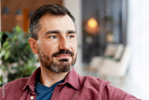 Fotografía Pensive middle aged man looking away in casual wear indoors