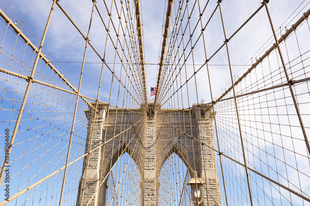 Obraz premium The pedestrian section of the Brooklyn Bridge in New York City is empty of people during the day.
