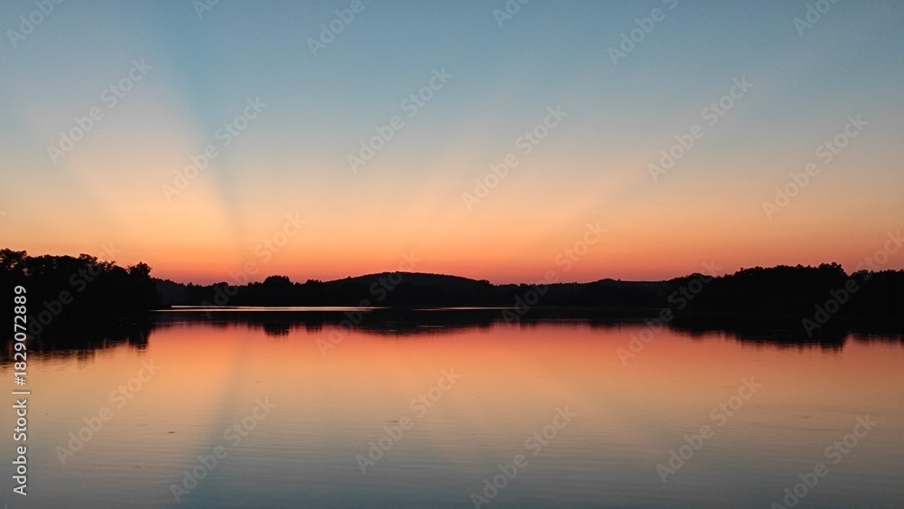Obraz premium sunset over lake