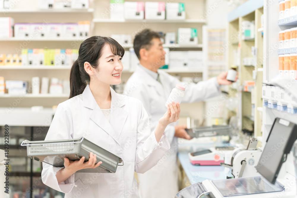 Obraz premium Pharmacists working in dispensing rooms at pharmacies, hospitals, and drugstores (prescriptions, medicines, supplements) 