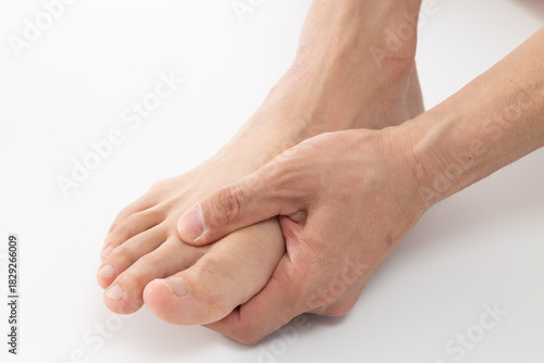 男性の足　白バック