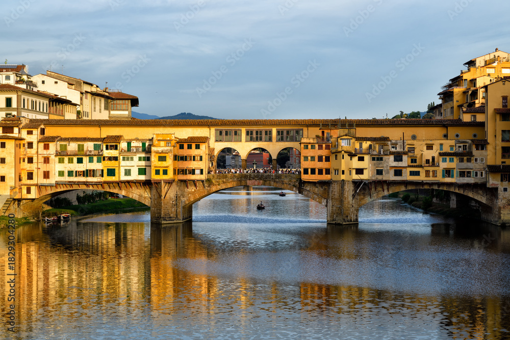 Fototapeta premium The sunset on the Old Bridge in Florence, the sun kisses the beautiful