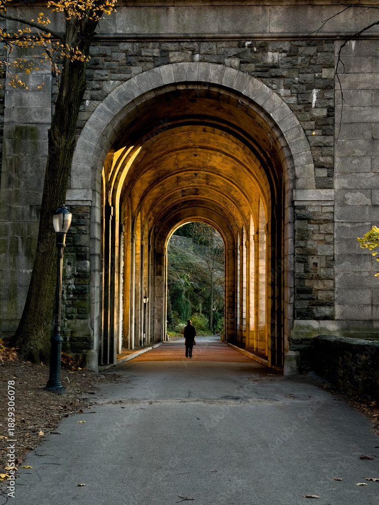 Naklejka premium Autumn scenery sunset at Fort Tryon park