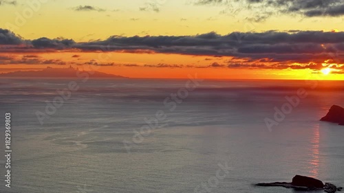 magnifique timelaps stabilisé pris en drone d'un couché de soleil de l'ile de UA HUKA aux marquises en polynésie francaise