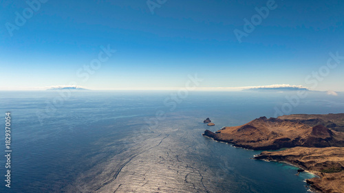 Bild auf Leinwand magnifique vue aérienne des trois iles des marquises nord avec nuku hiva à l'hor