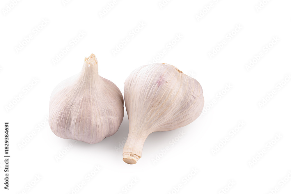 Obraz premium Fresh White Garlic Bulbs from Shandong China - Dried Farmers Market Produce on White Background