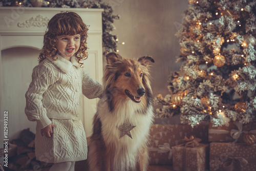 Hübsches kleines Mädchen mit Locken steht mit ihrem rough Collie  sable vor dem Weihnachtsbaum zu Weihnachten, Abendstimmung mit Lichtern Var. 3