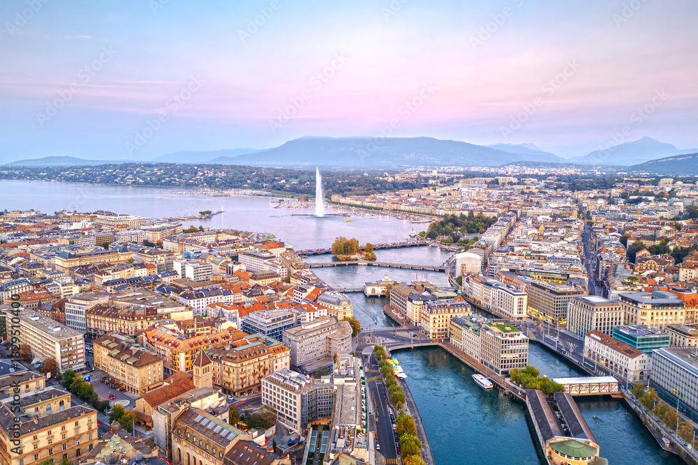 Obraz premium Geneva, Switzerland skyline view towards the Jet d'Eau 1861