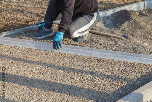 Leveling the surface for paving slabs using a building rule