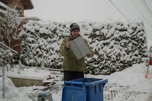 dorosła osoba dbająca o recykling wyrzuca posegregowane odpady
