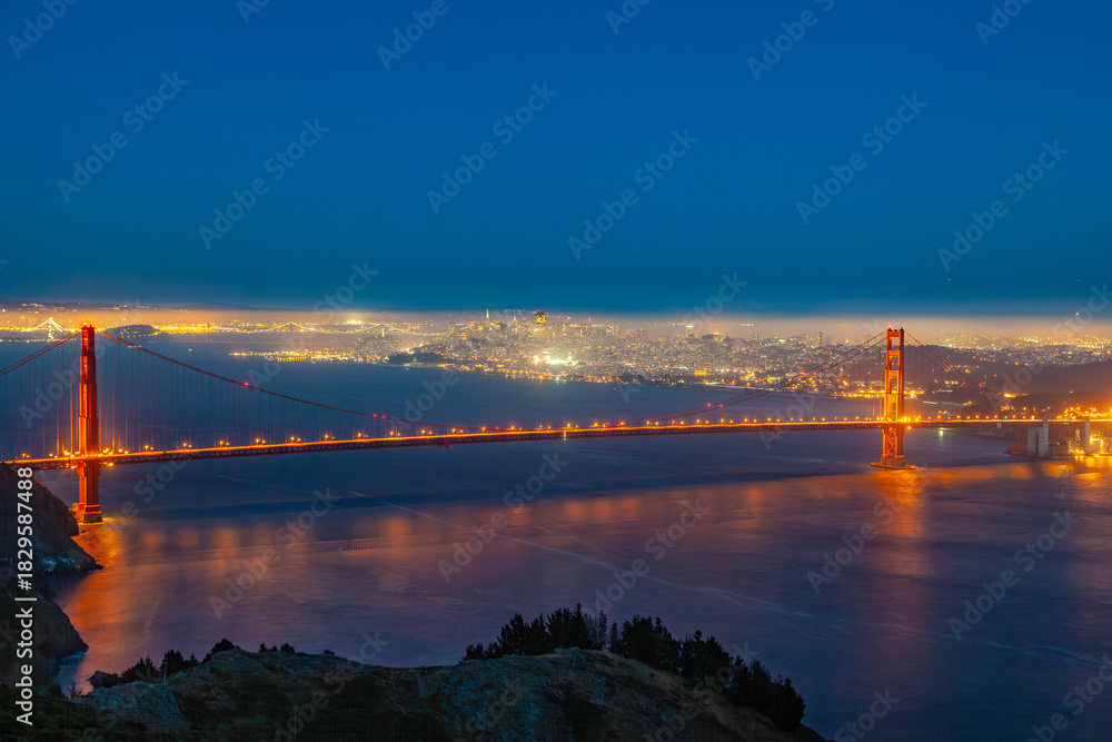 Fototapeta premium famous San Francisco Golden Gate bridge by night