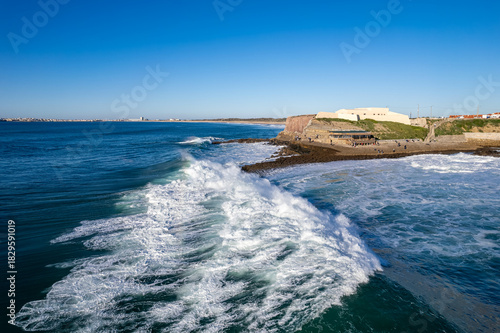 Luftaufnahme von den Wellen, dem Strand und der Festung Forte da Praia da Consolação in Portugal