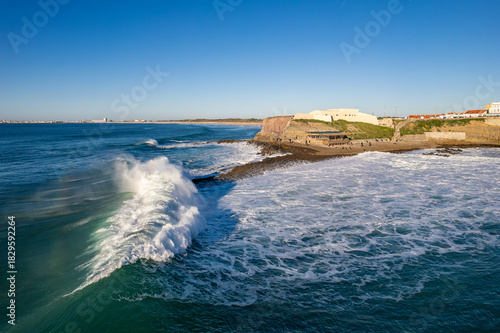 Luftaufnahme von den Wellen, dem Strand und der Festung Forte da Praia da Consolação in Portugal
