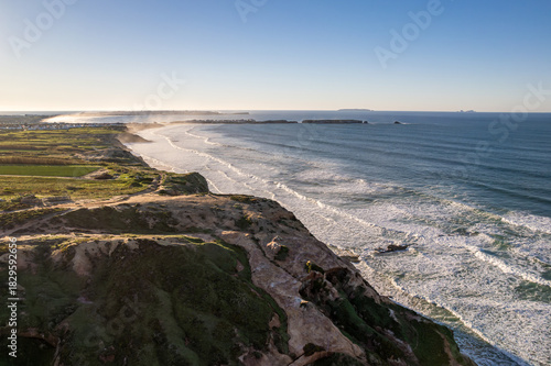 Luftaufnahme der Küste, Klippen und Strand der Praias Baleal bei Peniche in Portugal