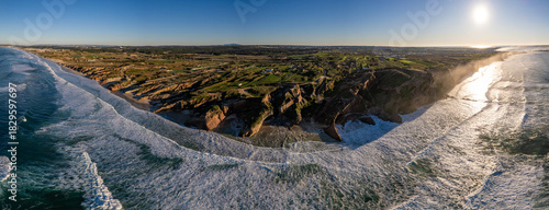 Luftaufnahme der Küste, Klippen und Strand der Praias Baleal bei Peniche in Portugal