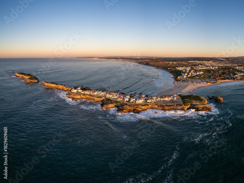 Luftaufnahme der Küste und der Halbinsel Baleal bei Peniche in Portugal bei Sonnenuntergang